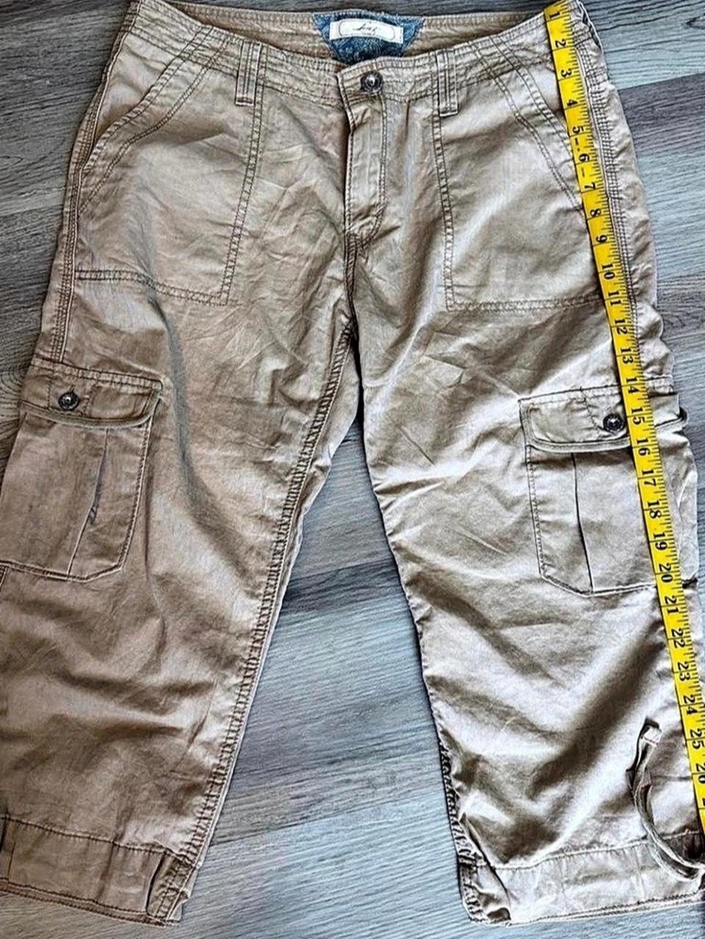 Levi’s Cargo Capris in Beige Waist 32